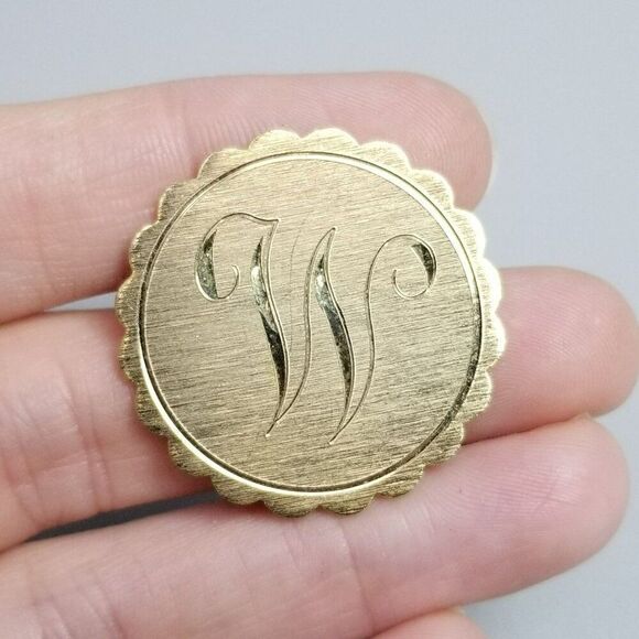 Vintage W Engraved Round Brooch Scalloped Edge Gold Tone Monogram Initial Letter - Picture 2 of 7